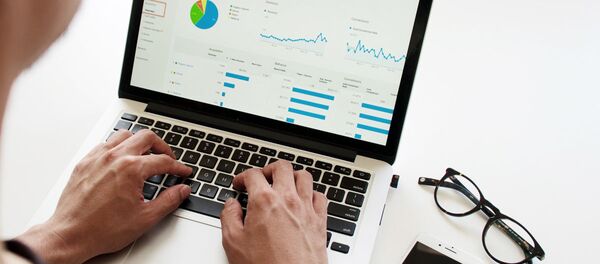 Мужчина работает за компьютером - Sputnik Ўзбекистон