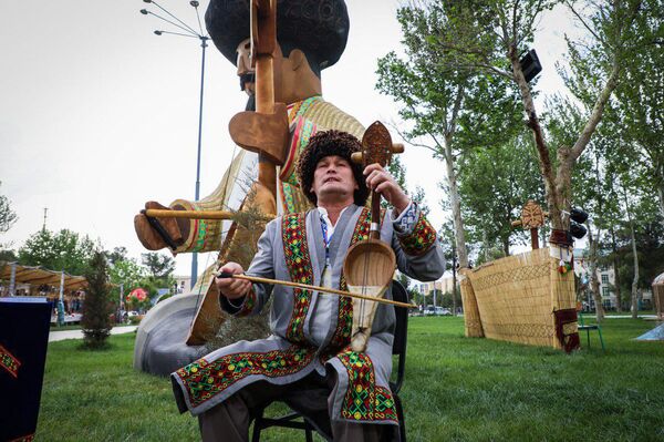 В Термезе представили стотомник фольклора Каракалпакстана - Sputnik Узбекистан