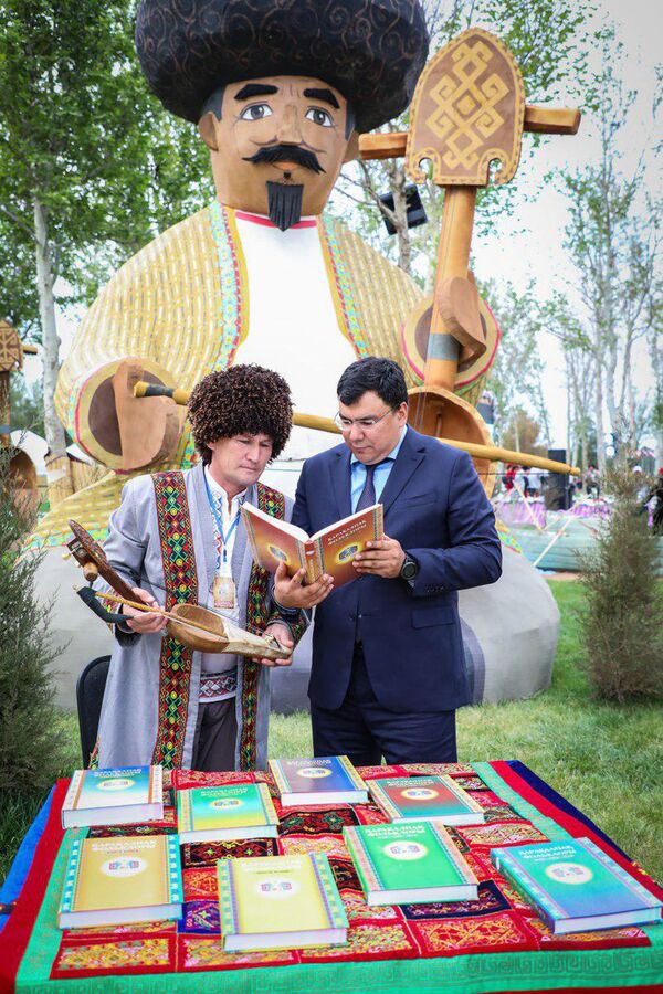 В Термезе представили стотомник фольклора Каракалпакстана - Sputnik Узбекистан