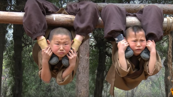 Молодые Джеки Чан и Брюс Ли: как детей тренируют в китайском монастыре - Sputnik Узбекистан