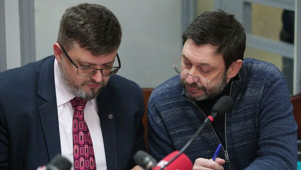 Руководитель портала РИА Новости Украина Кирилл Вышинский (справа) и адвокат Андрей Доманский - Sputnik Узбекистан