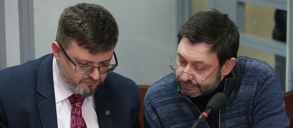 Руководитель портала РИА Новости Украина Кирилл Вышинский (справа) и адвокат Андрей Доманский Руководитель портала РИА Новости Украина Кирилл Вышинский (справа) и адвокат Андрей Доманский - Sputnik Узбекистан