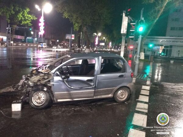 Узбекистанец на Mercedes протаранил Matiz и скрылся с места ДТП - Sputnik Узбекистан