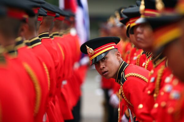 Солдаты из почетного караула в штаб-квартире тайской армии в Бангкоке - Sputnik Узбекистан
