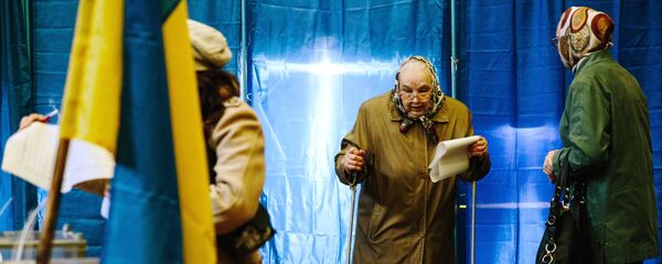 Жители Харькова на одном из избирательных участков города во время голосования на президентских выборах на Украине Жители Харькова на одном из избирательных участков города во время голосования на президентских выборах на Украине - Sputnik Узбекистан