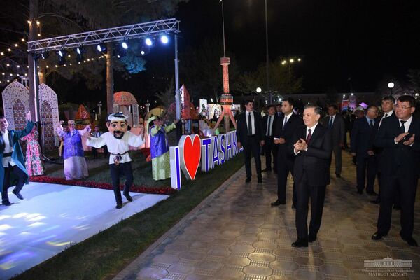 История нас не простит: Мирзиёев призвал защитить фольклор от забвения История нас не простит: Мирзиёев призвал защитить фольклор от забвения - Sputnik Узбекистан