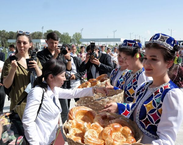 Встреча почетных гостей фестиваля искусства бахши - Sputnik Узбекистан
