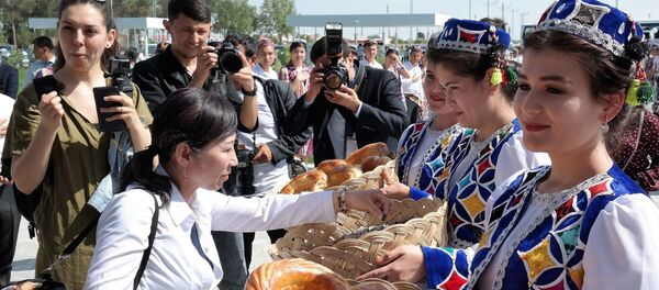 Встреча почетных гостей фестиваля искусства бахши Встреча почетных гостей фестиваля искусства бахши - Sputnik Ўзбекистон