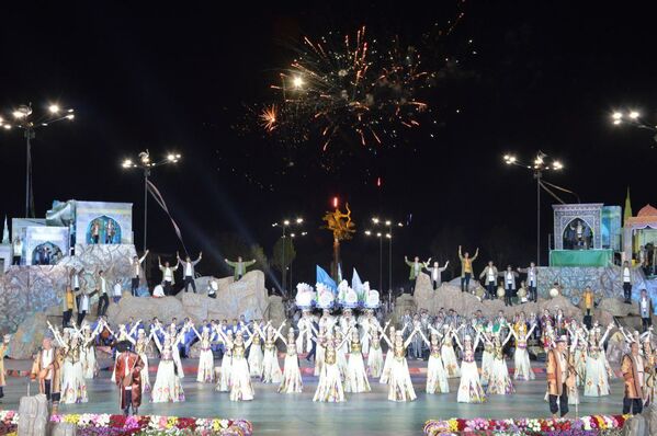 Фейерверк в честь фестиваля Международного искусства бахши озарило термезское небо вечером 6 апреля - Sputnik Узбекистан