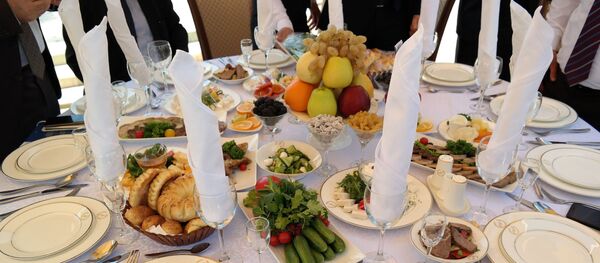 Гостей встречали по узбекским обычаям: кормили вкусно и правильно - Sputnik Ўзбекистон