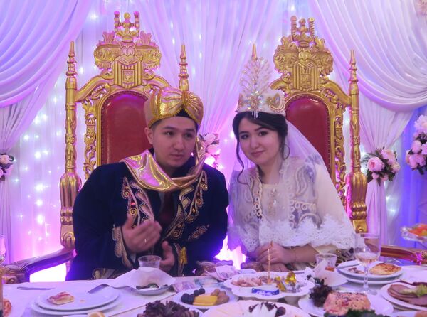 Особенности узбекской свадьбы: жених-султан, фата-оберег и чай вместо водки Особенности узбекской свадьбы: жених-султан, фата-оберег и чай вместо водки - Sputnik Узбекистан