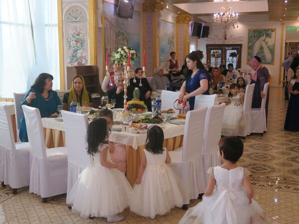 Особенности узбекской свадьбы: жених-султан, фата-оберег и чай вместо водки Особенности узбекской свадьбы: жених-султан, фата-оберег и чай вместо водки - Sputnik Узбекистан