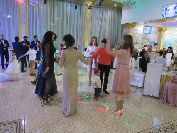 Особенности узбекской свадьбы: жених-султан, фата-оберег и чай вместо водки Особенности узбекской свадьбы: жених-султан, фата-оберег и чай вместо водки - Sputnik Узбекистан