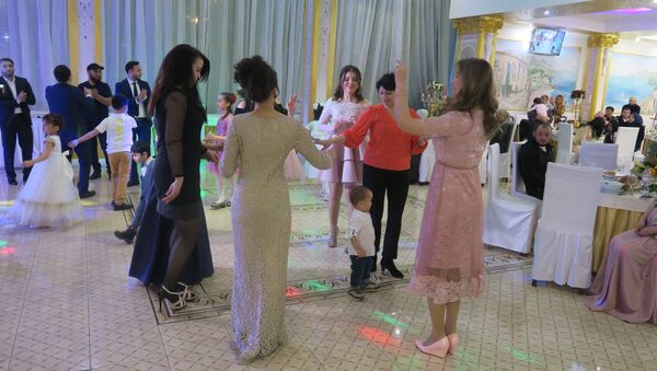 Гости танцуют на узбекской свадьбе - Sputnik Ўзбекистон