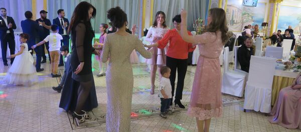 Гости танцуют на узбекской свадьбе Гости танцуют на узбекской свадьбе - Sputnik Ўзбекистон