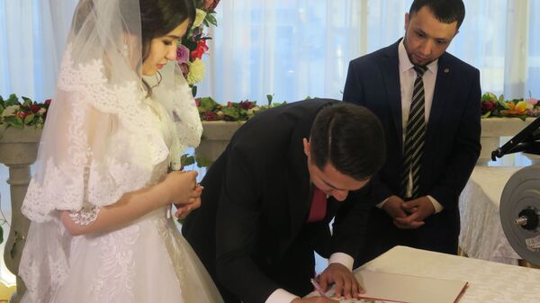 Молодожены расписываются на узбекской свадьбе - Sputnik Ўзбекистон