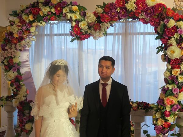 Особенности узбекской свадьбы: жених-султан, фата-оберег и чай вместо водки Особенности узбекской свадьбы: жених-султан, фата-оберег и чай вместо водки - Sputnik Узбекистан