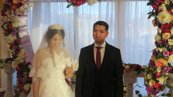 Молодожены на узбекской свадьбе принимают поздравления гостей - Sputnik Узбекистан