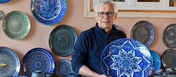 Мастер-керамист из Риштана Рустам Усманов в мастерской - Sputnik Узбекистан