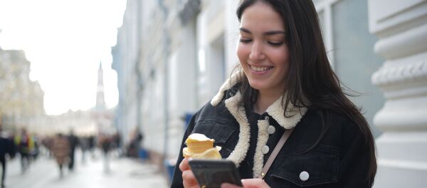 U katta eshakni ajoyib ishlaydi. Bolaning kokrak uchlari kokargan.