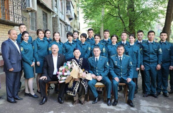 В Ташкенте торжественно поздравили 100-летнего ветерана войны В Ташкенте торжественно поздравили 100-летнего ветерана войны - Sputnik Узбекистан