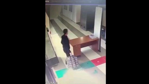 Веселое утро таможни: мужчина попал в багажный сканер - видео - Sputnik Ўзбекистон