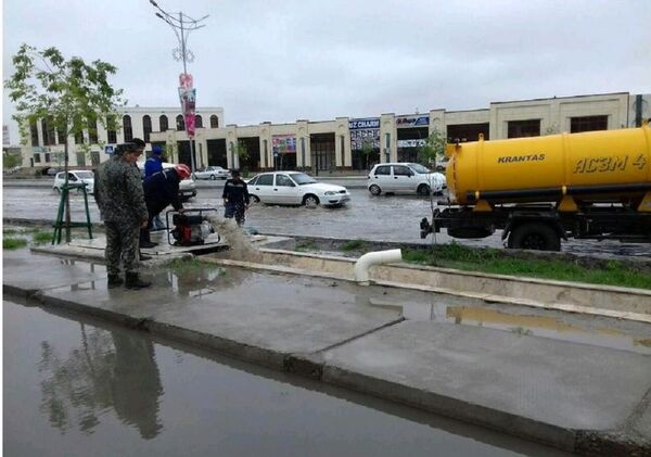 Сильные дожди затопили улицы Бухары - фото - Sputnik Узбекистан