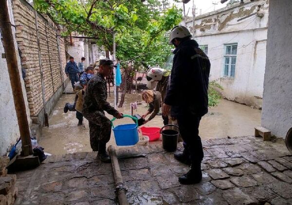 Сильные дожди затопили улицы Бухары - фото - Sputnik Узбекистан