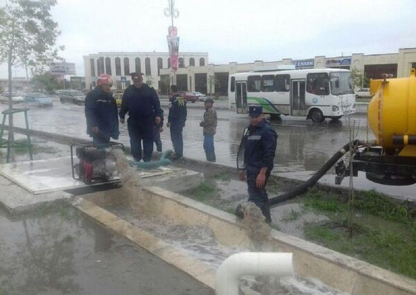 Сильные дожди затопили улицы Бухары - фото - Sputnik Узбекистан