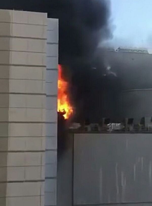 Сильный пожар вспыхнул в торговом центре Central World в Бангкоке - Sputnik Узбекистан