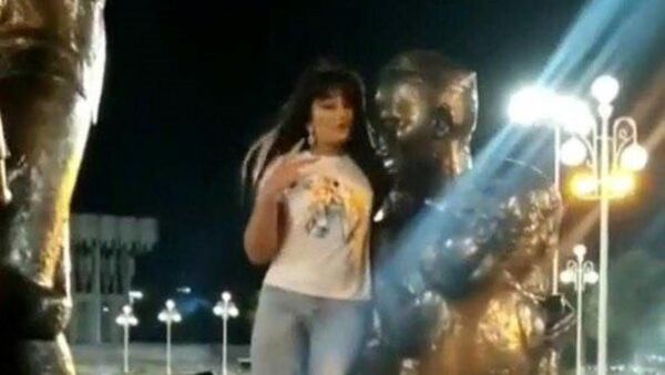 Девушка залезла на памятник Шамахмудовым - Sputnik Узбекистан