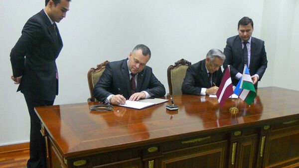 Меморандум о сотрудничестве между ЦИК Узбекистана и Латвии подписан - Sputnik Узбекистан