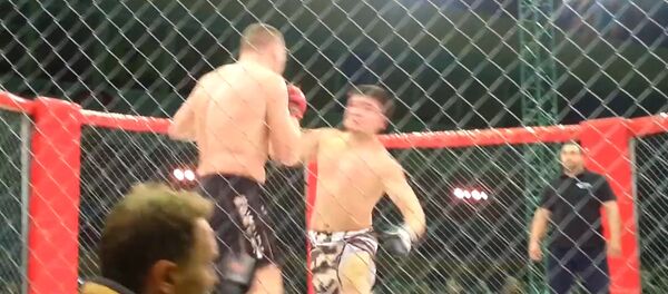 Кыргызстанец за минуту нокаутировал чемпиона мира по ММА из Молдовы - Sputnik Узбекистан