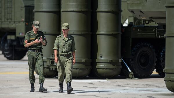 Военнослужащие у зенитно-ракетной системы С-300 - Sputnik Узбекистан