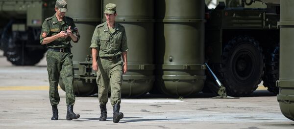 Военнослужащие у зенитно-ракетной системы С-300 - Sputnik Узбекистан
