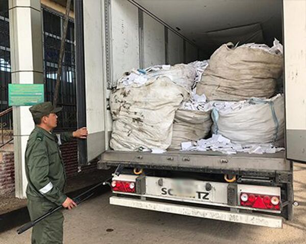 Казахстанец хотел провезти в Узбекистан 20 центнеров макулатуры - Sputnik Узбекистан