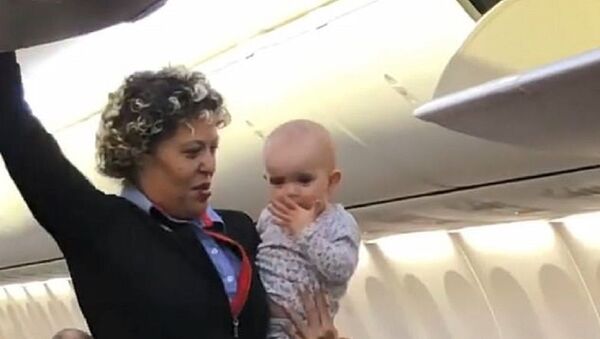 Воздушному судну - воздушный поцелуй: стюардесса помогла уставшей маме - Sputnik Узбекистан