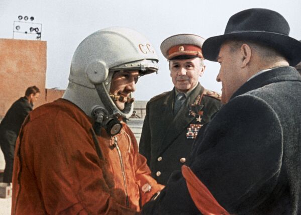 Напутствия Сергея Королева летчику-космонавту Юрию Гагарину перед стартом - Sputnik Узбекистан