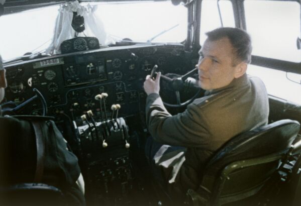Юрий Гагарин в кабине самолета перед полетом в космос - Sputnik Узбекистан