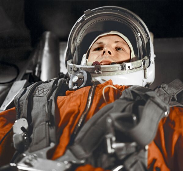 Летчик-космонавт Юрий Гагарин в кабине космического корабля Восток - Sputnik Узбекистан