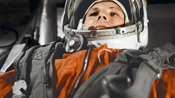 Летчик-космонавт Юрий Гагарин в кабине космического корабля “Восток” - Sputnik Узбекистан