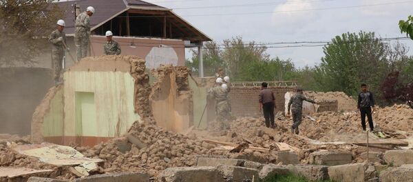 В Джизакской области в рамках реализации проекта Благоустроенное село сносят старые дома В Джизакской области в рамках реализации проекта Благоустроенное село сносят старые дома - Sputnik Ўзбекистон