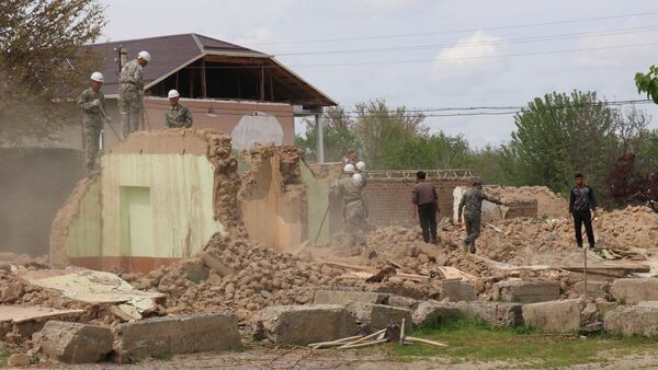 В Джизакской области в рамках реализации проекта Благоустроенное село сносят старые дома - Sputnik Ўзбекистон
