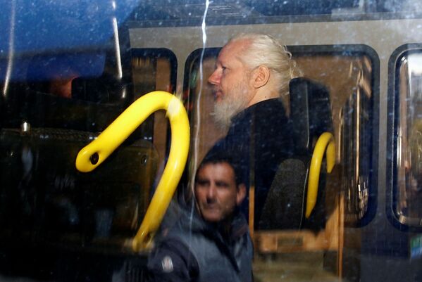 Основатель WikiLeaks Джулиан Ассанж в полицейском фургоне после того, как британская полиция арестовала его в посольстве Эквадора в Лондоне - Sputnik Узбекистан