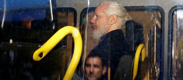 Основатель WikiLeaks Джулиан Ассанж в полицейском фургоне после того, как британская полиция арестовала его в посольстве Эквадора в Лондоне Основатель WikiLeaks Джулиан Ассанж в полицейском фургоне после того, как британская полиция арестовала его в посольстве Эквадора в Лондоне - Sputnik Ўзбекистон