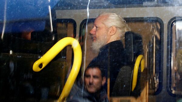 Основатель WikiLeaks Джулиан Ассанж в полицейском фургоне после того, как британская полиция арестовала его в посольстве Эквадора в Лондоне - Sputnik Ўзбекистон