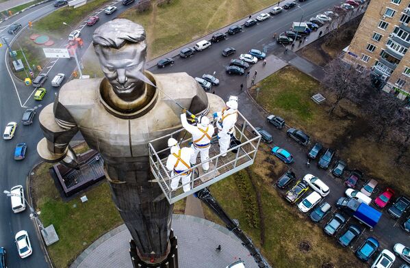 Работники коммунальных служб моют памятник космонавту Юрию Гагарину на Ленинском проспекте в Москве - Sputnik Узбекистан