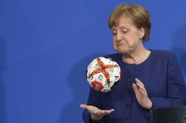 Канцлер Германии Ангела Меркель с мячом для гандбола - Sputnik Узбекистан