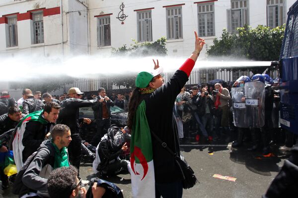 Антиправительственные демонстрации в столице Алжира  - Sputnik Узбекистан