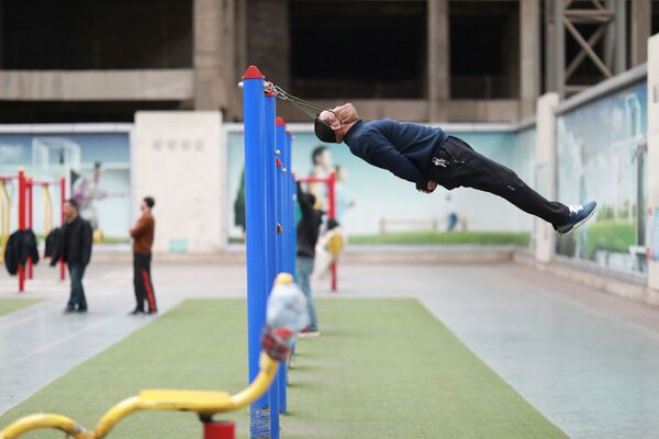 Упражнения для шеи в спортивном комплексе Китая - Sputnik Узбекистан